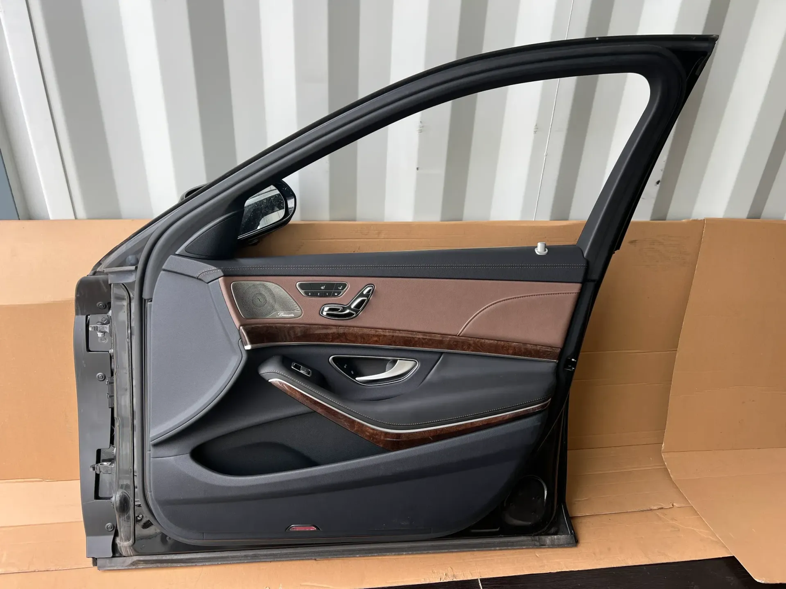 Original-Mercedes-Benz-S-CLASS-W222-REAR-LEFT-DOOR-9183-MAGNETITE-BLACK-NEW-6.png
